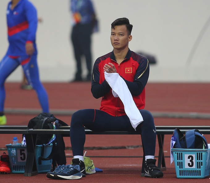 Tuyển thủ ném lao Hoài Văn dính chính thương trong buổi tập. Ảnh: Minh Tuấn