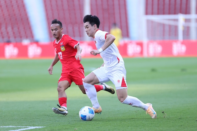 Sau trận, Đình Bắc và các tuyển thủ trẻ động viên nhau cố gắng hơn. Ảnh: Đức Cường