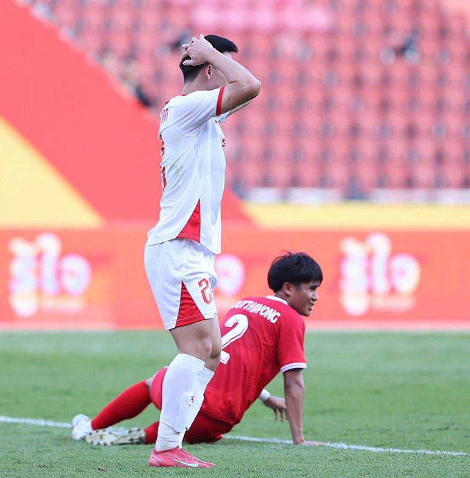 U22 Việt Nam bỏ lỡ nhiều cơ hội trước U22 Lào - Ảnh: Đức Cường