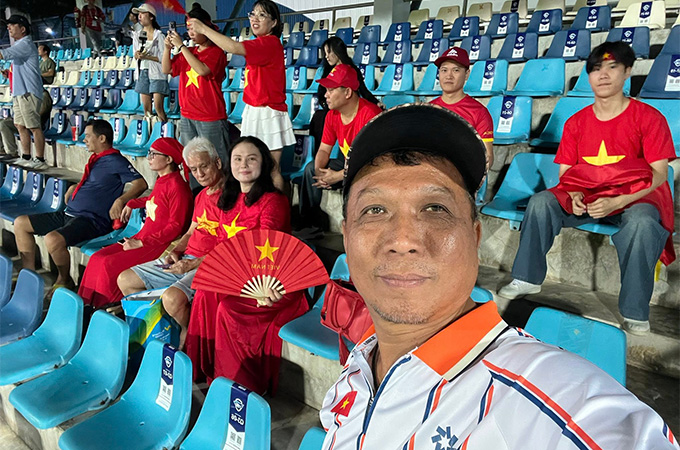 Anh Chai Deepblue - CĐV Thái Lan mặc áo có cờ Việt Nam đến sân tiếp lửa cho ĐT nữ Việt Nam thi đấu với Malaysia - Ảnh: Đức Cường 