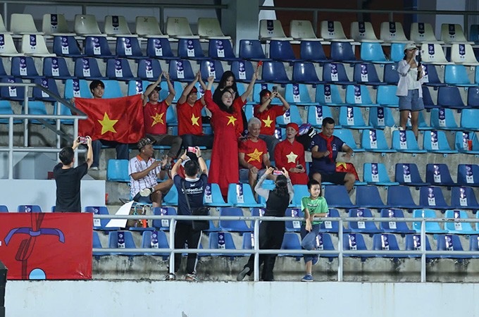 Nhóm nhỏ CĐV Việt Nam có mặt ở khán đài sân Chonburi để tiếp lửa cho thầy trò HLV Mai Đức Chung - Ảnh: Đức Cường 