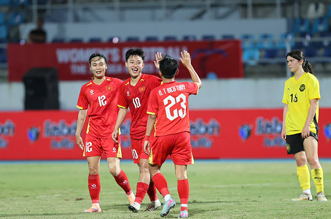 Niềm vui của ĐT nữ Việt Nam sau chiến thắng đậm trước Malaysia - Ảnh: Đức Cường 