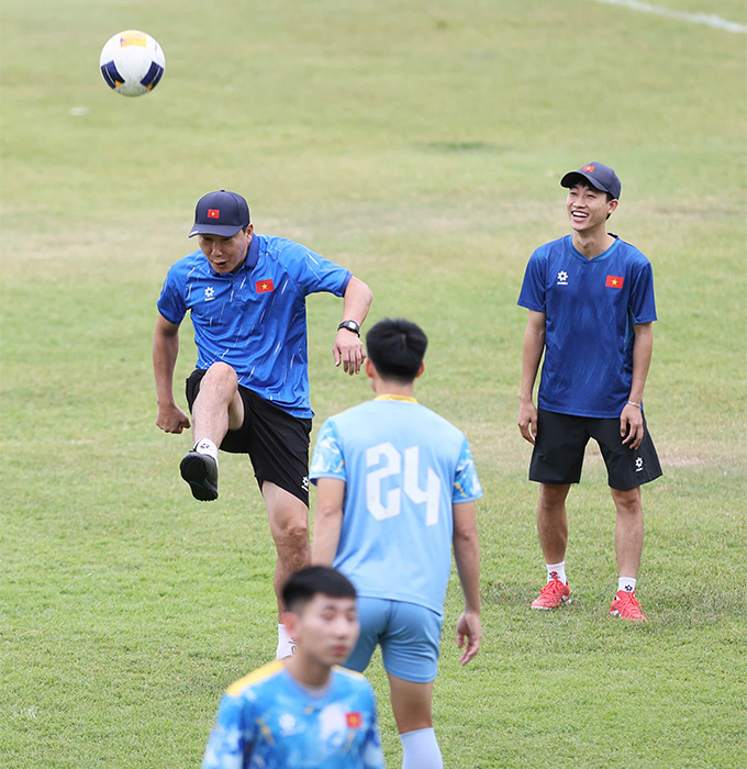 HLV Kim tiếp tục hành trình chinh phục kỷ lục cùng U22 Việt Nam ở SEA Games 33 sắp tới - Ảnh: Đức Cường 