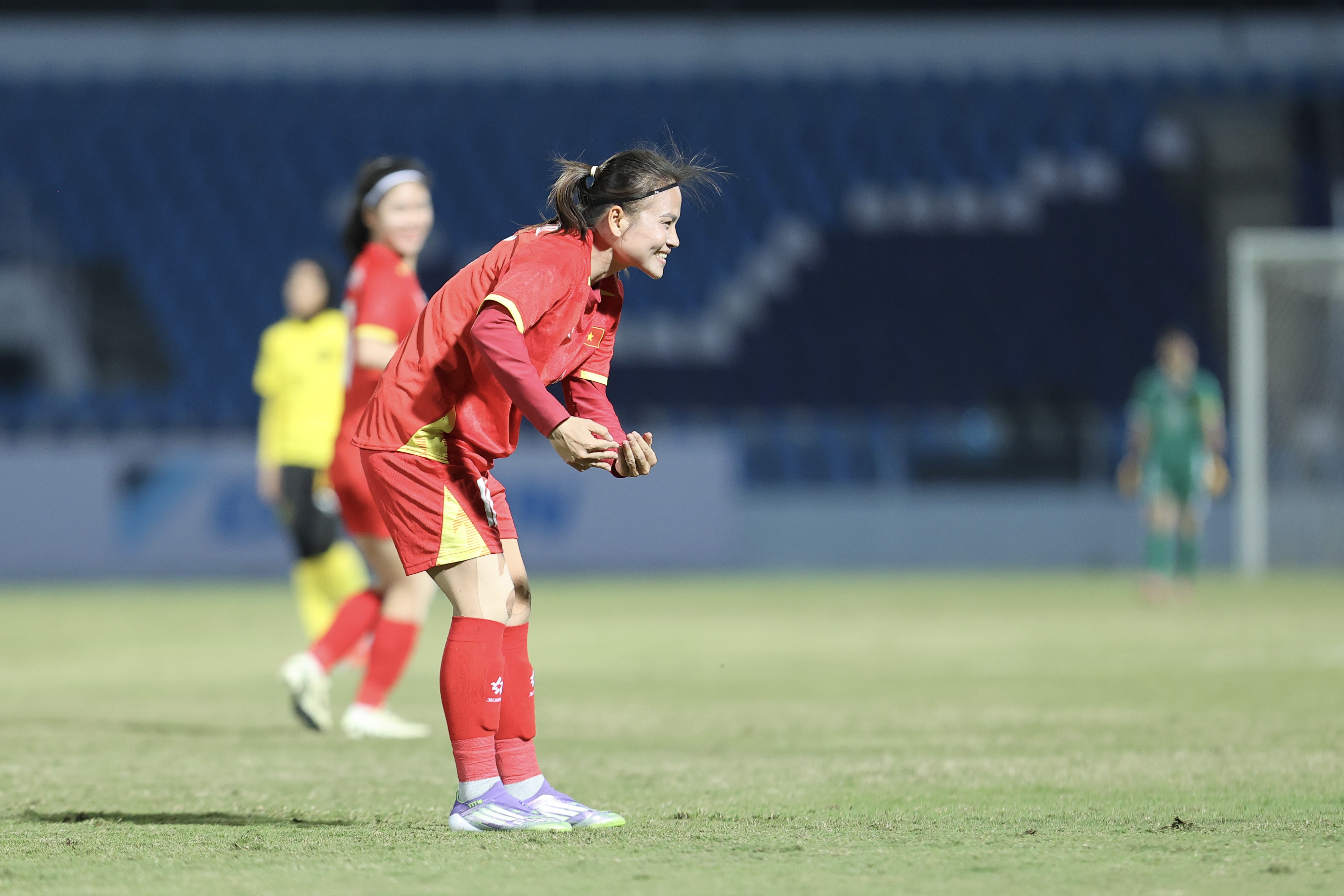 Thái Thị Thảo thực hiện pha ăn mừng ru con mang thương hiệu nổi tiếng của cựu danh thủ Bebeto (Ảnh: Đức Cường)