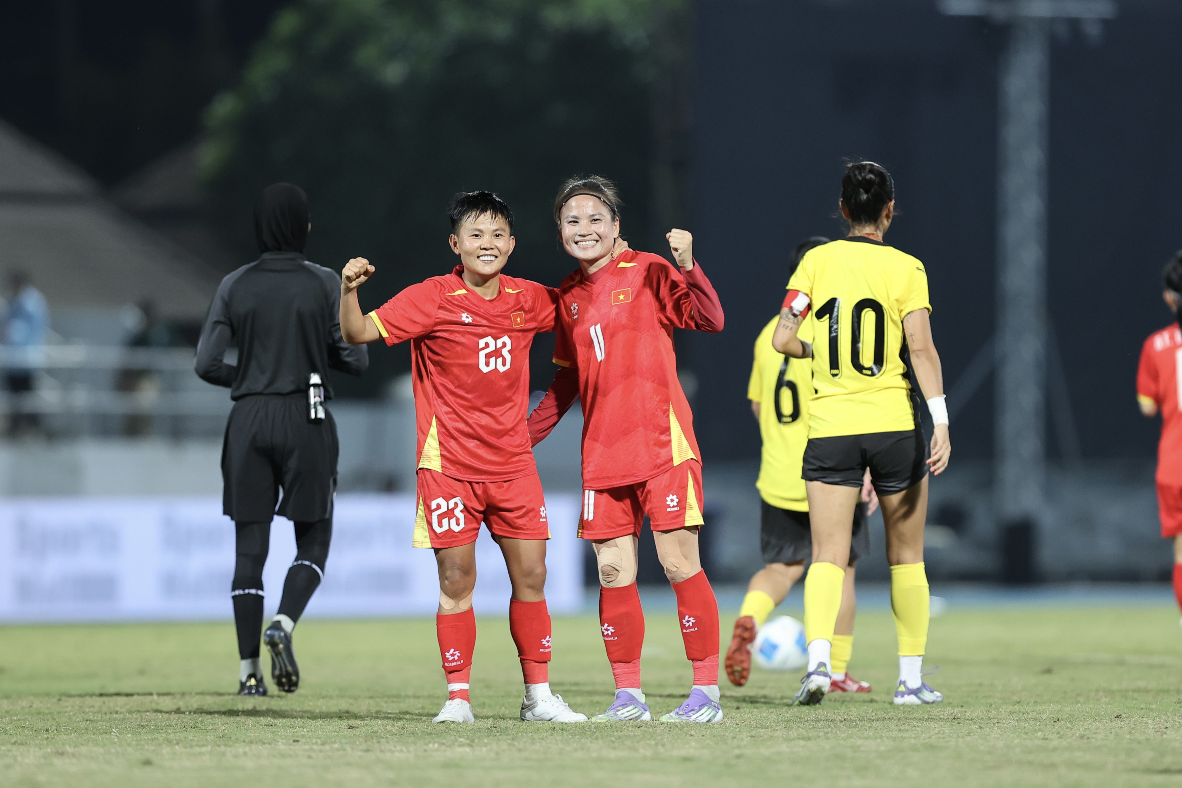 Đội tuyển nữ Việt Nam đã hoàn thành mục tiêu vừa có 3 điểm kèm theo một chiến thắng đậm để lấy lợi thế về mặt hiệu số ở bảng B (Ảnh: Đức Cường)