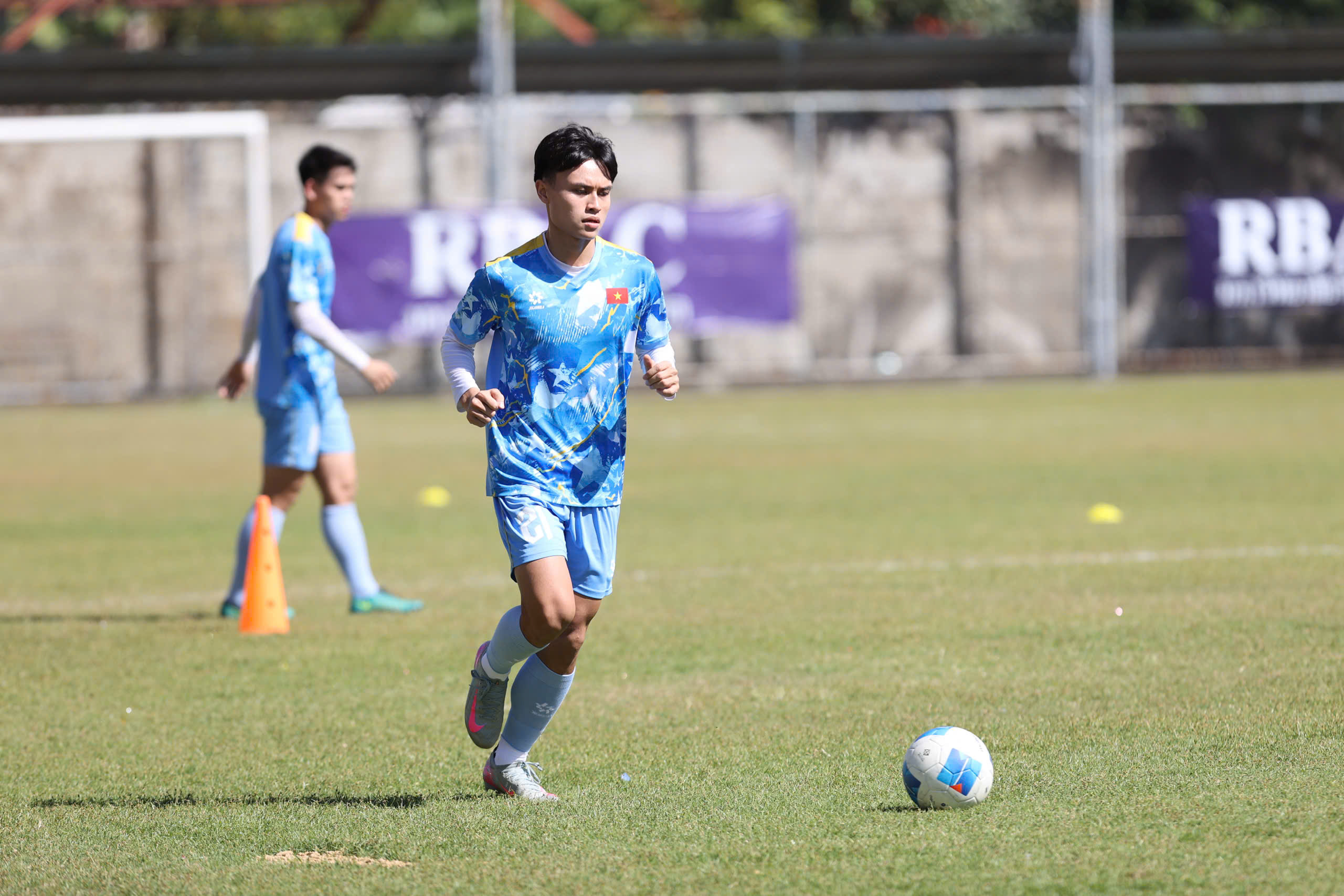 Hậu vệ Phạm Minh Phúc bày tỏ ngưỡng mộ trước các cô gái ở đội tuyển nữ Việt Nam - Ảnh: Đức Cường