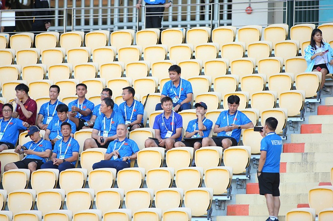 Thầy trò ông Kim Sang Sik theo dõi trên khán đài. Ảnh: Đức Cường