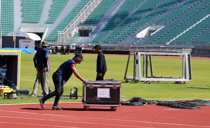 Hệ thống đồng hồ điện tử đang được đưa vào lắp đặt. Ảnh: Đông Huyền