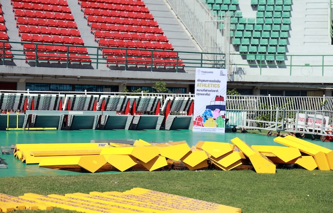 Các trang thiết bị đang rất bừa bộn và chờ lắp ráp. Ảnh: Đông Huyền