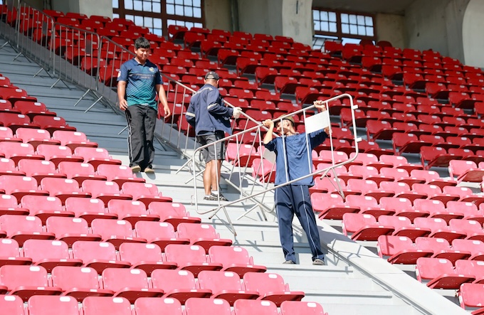 Các công nhân đang lắp ráp các trang thiết bị trên khán đài. Ảnh: Đông Huyền