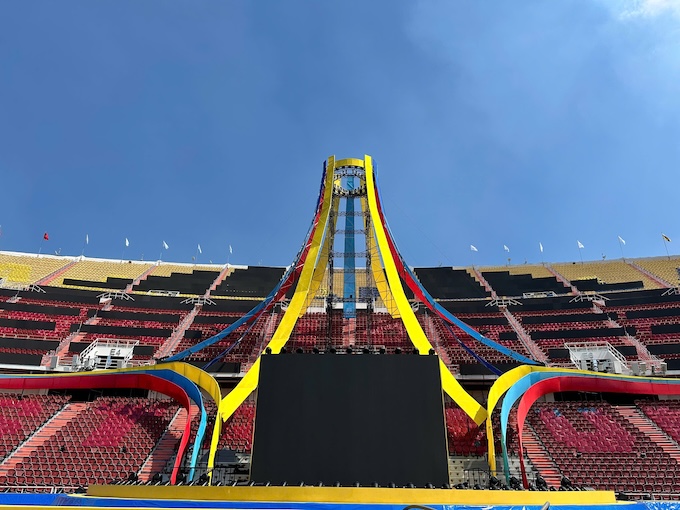 Một đài lửa đang được dựng lên, nhưng khá đơn giản. Ảnh: Đức Cường 