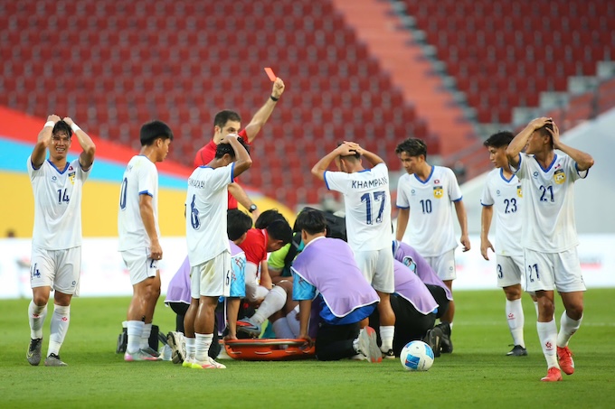 Thủ quân của U22 Lào vừa bị thẻ đỏ, vừa bị gãy chân. Ảnh: Anh Khoa