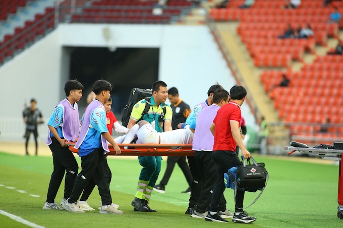 Các nhân viên y tế đưa Phetdavanh ra sân bằng cán. Ảnh: Anh Khoa