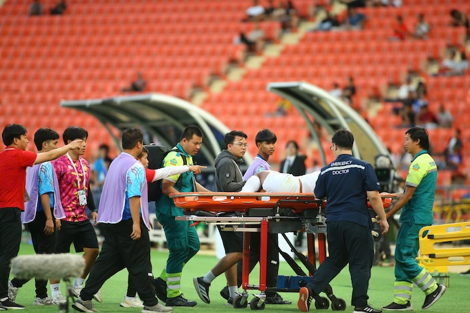 Sau đó sơ cứu cho anh, trước khi đưa thẳng lên xe cấp cứu đến bệnh viện. Ảnh: Anh Khoa