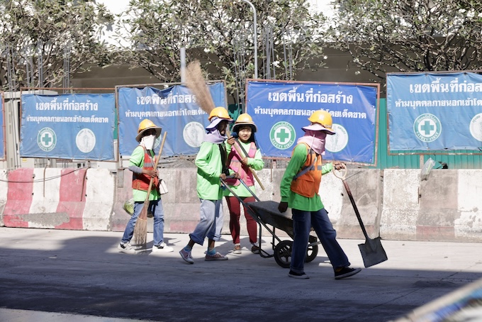 Các công nhân Thái Lan đang hối hả chạy đua với ngày khai mạc SEA Games 33. Ảnh: Đông Huyền