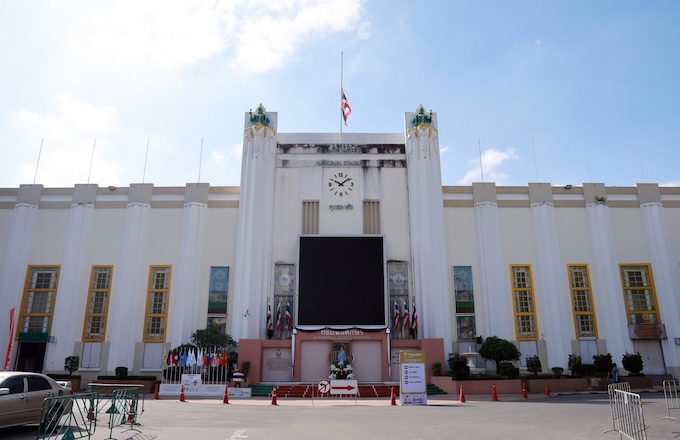 Hình ảnh Hoàng thái hậu Thái Lan đặt trang trọng trước sân thi đấu điền kinh. Ảnh Đông Huyền