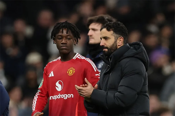 HLV Amorim không trao nhiều cơ hội ra sân cho Mainoo