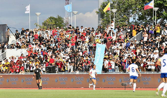 Đông đảo CĐV Myanmar bị đến nhầm sân do thông tin sai lệch của BTC - Ảnh: Đức Cường 