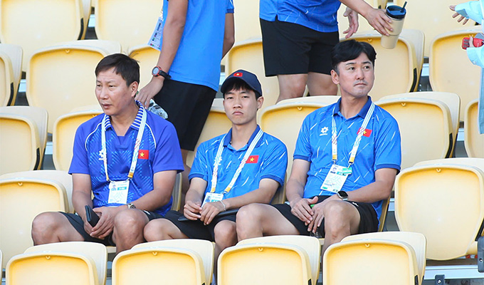 HLV Kim cùng các cộng sự chăm chú xem giò đối thủ Malaysia - Ảnh: Đức Cường