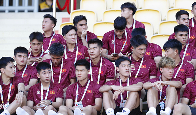 Các thành viên của U22 Việt Nam đến theo dõi trận đấu giữa U22 Malaysia và U22 Lào - Ảnh: Đức Cường