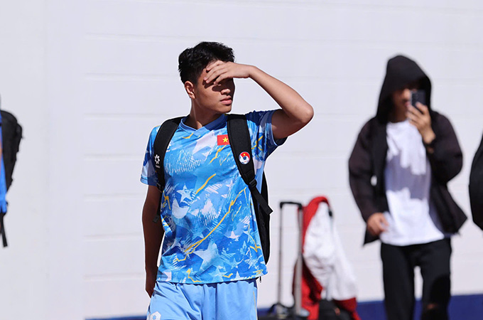 Công Phương phải lấy tay che nắng khi chuẩn bị bước vào buổi tập của U22 Việt Nam