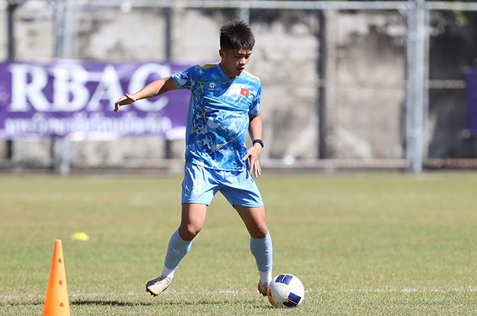 Buổi tập của U22 Việt Nam diễn ra vào thời điểm nắng nóng nhất của Bangkok