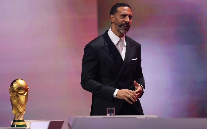 Rio Ferdinand lạc lõng và bất lực trong lễ bốc thăm