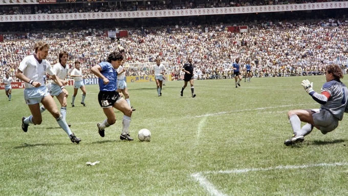 Maradona thực hiện pha đi bóng qua cả ĐT Anh