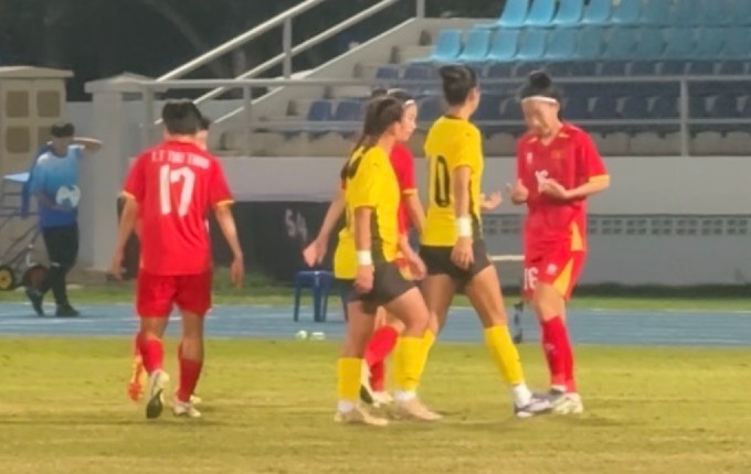 Hình ảnh Thuý Hằng trò chuyện với Steffi Sarge Kaur sau trận