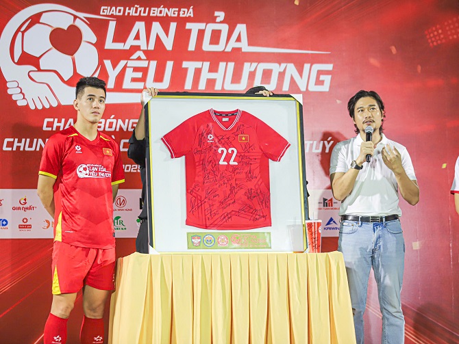 Chiếc áo của Tiến Linh được đấu giá để làm từ thiện