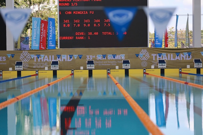 Bảng đồng hồ điện tử đang được lắp ráp. Ảnh: Đông Huyền