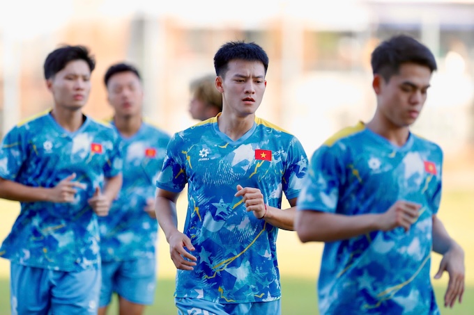 Thầy trò HLV Kim Sang Sik phải di chuyển đến sân tập sớm để tránh bị ảnh hưởng giờ tập. Ảnh: Đức Cường