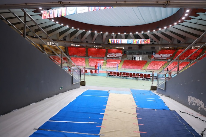 Đường vào khu vực thi đấu đang được phủ thảm để mang trang thiết bị vào lắp ráp. Ảnh: Đông Huyền