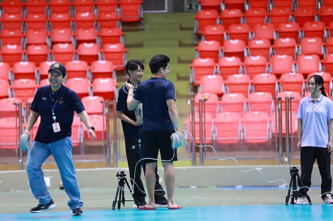 Các nhân viên đang lắp ráp các trang thiết bị để tổ chức môn bóng chuyền