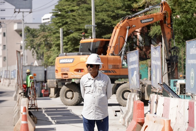 Các nhân công đang gấp rút chạy đua với thời gian. Ảnh: Đức Cường