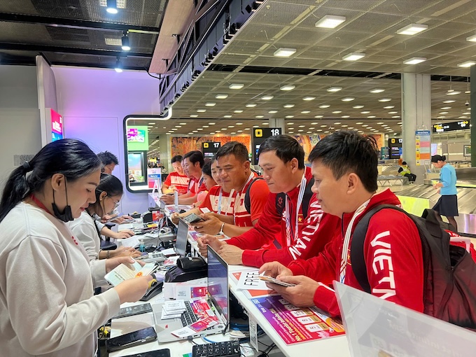 Sau đó nhận sim điện thoại miễn phí do nước chủ nhà cung cấp. Ảnh: Bùi Lượng