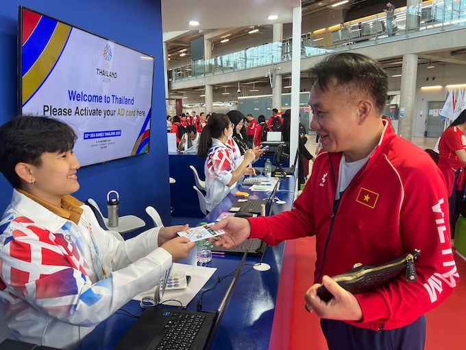 Các thành viên đoàn thể thao Việt Nam được kích hoạt thẻ đại hội - Ảnh: Bùi Lượng