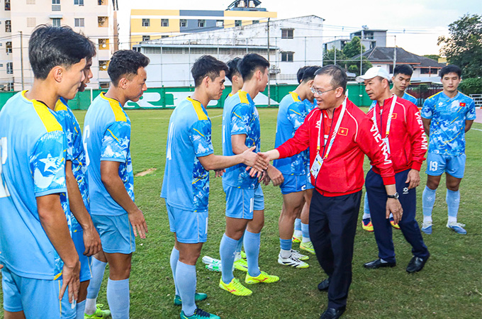 Trưởng đoàn Thể thao Việt Nam ở SEA Games 33 - Nguyễn Hồng Minh đến thăm, động viên tinh thần U22 Việt Nam