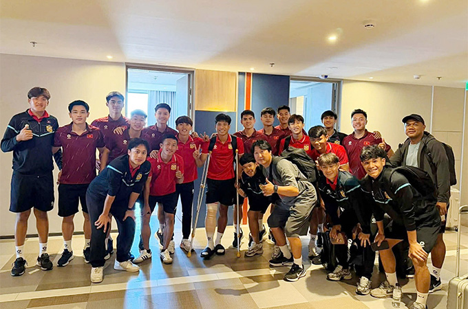 U22 Việt Nam có hành động đẹp khi đến thăm đội trưởng của U22 Lào - Phetdavanh bị chấn thương nặng trong trận gặp Malaysia