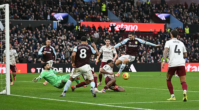 Arsenal (áo trắng) có thể mất ngôi đầu vào dịp Giáng sinh