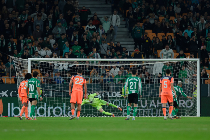 Barca phải nhận tới 3 bàn thua trên sân của Betis