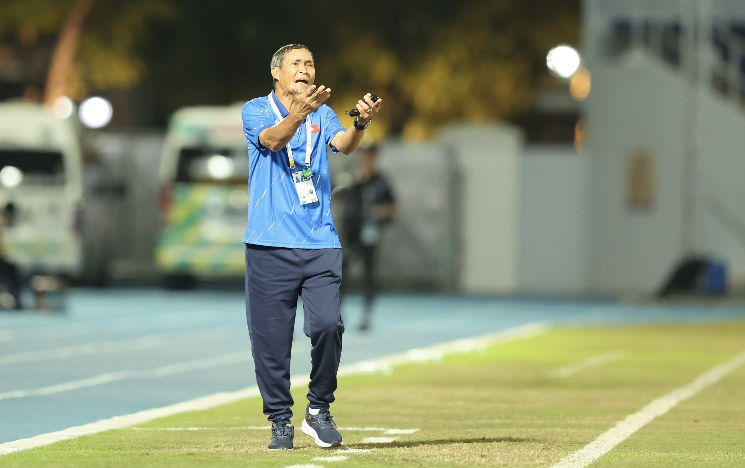 HLV Mai Đức Chung nuối tiếc vì không thể giúp ĐT nữ Việt Nam có ít nhất một kết quả hoà (Ảnh: Đức Cường)