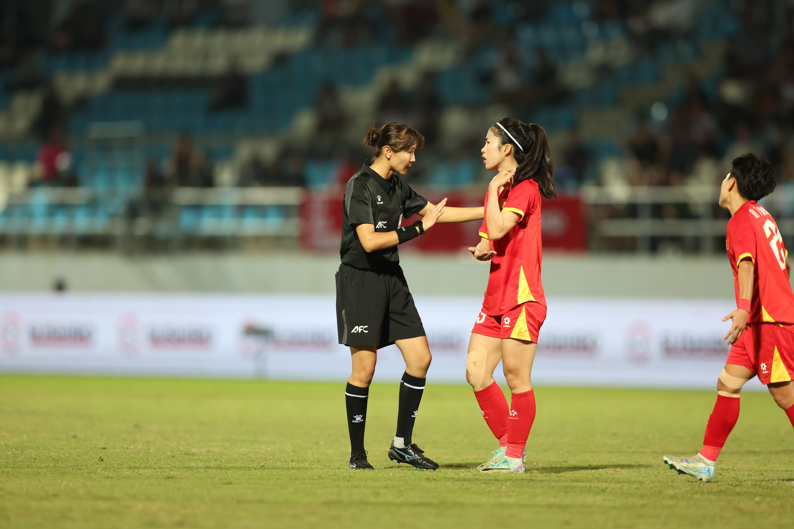 Trọng tài chính có không ít tình huống đưa ra quyết định bất lợi cho đội tuyển Việt Nam ở cuộc đọ sức Philippines (Ảnh: Đức Cường)