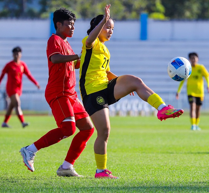 Myanmar (áo đỏ) thắng cả 2 trận tại bảng B