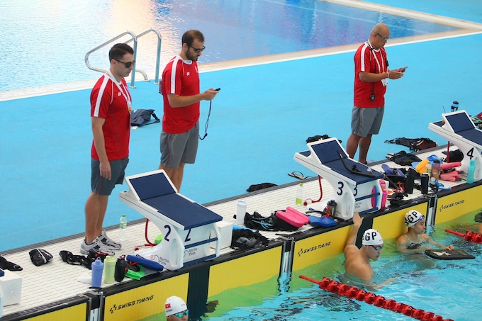 Các chuyên gia của ĐT bơi Singapore tại hồ tập. Ảnh: Nguyên Khang