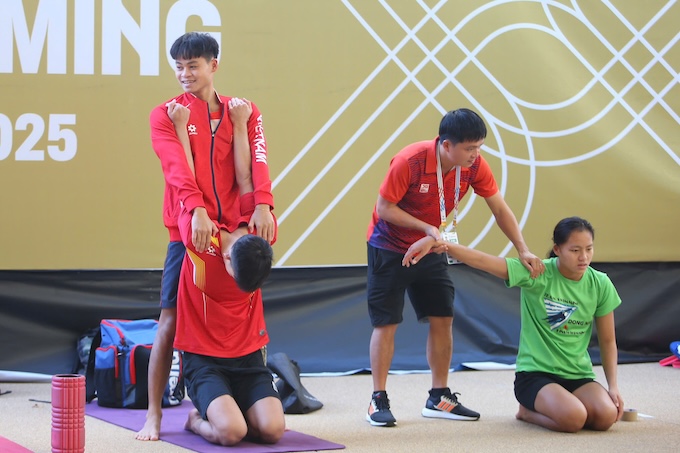 Các tuyển thủ bơi Việt nam ép dẻo sau buổi tập. Ảnh: Nguyên Khang