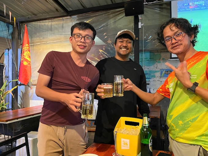 Phóng viên Nguyên Khang (bên phải) và phóng viên Đức Đồng tại quán ăn của Baanjan. Ảnh: Anh Khoa 