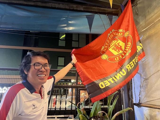 Người viết và là cờ của Manchester United treo trước quán Baanjan. Ảnh: Anh Khoa 