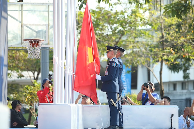 Đội tiêu binh đang chuẩn bị thượng cờ của đoàn Việt Nam. Ảnh: Đức Cường 