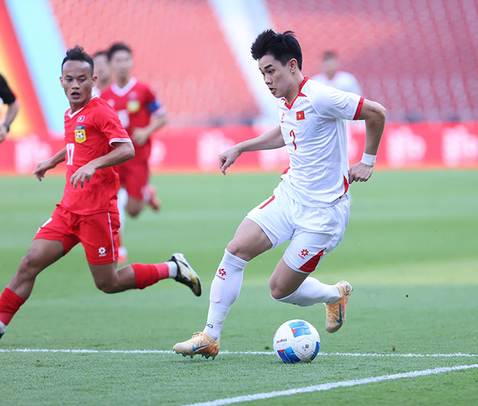 Chỉ cần hoà với U22 Malaysia, U22 Việt Nam (áo trắng) sẽ giành quyền đi tiếp